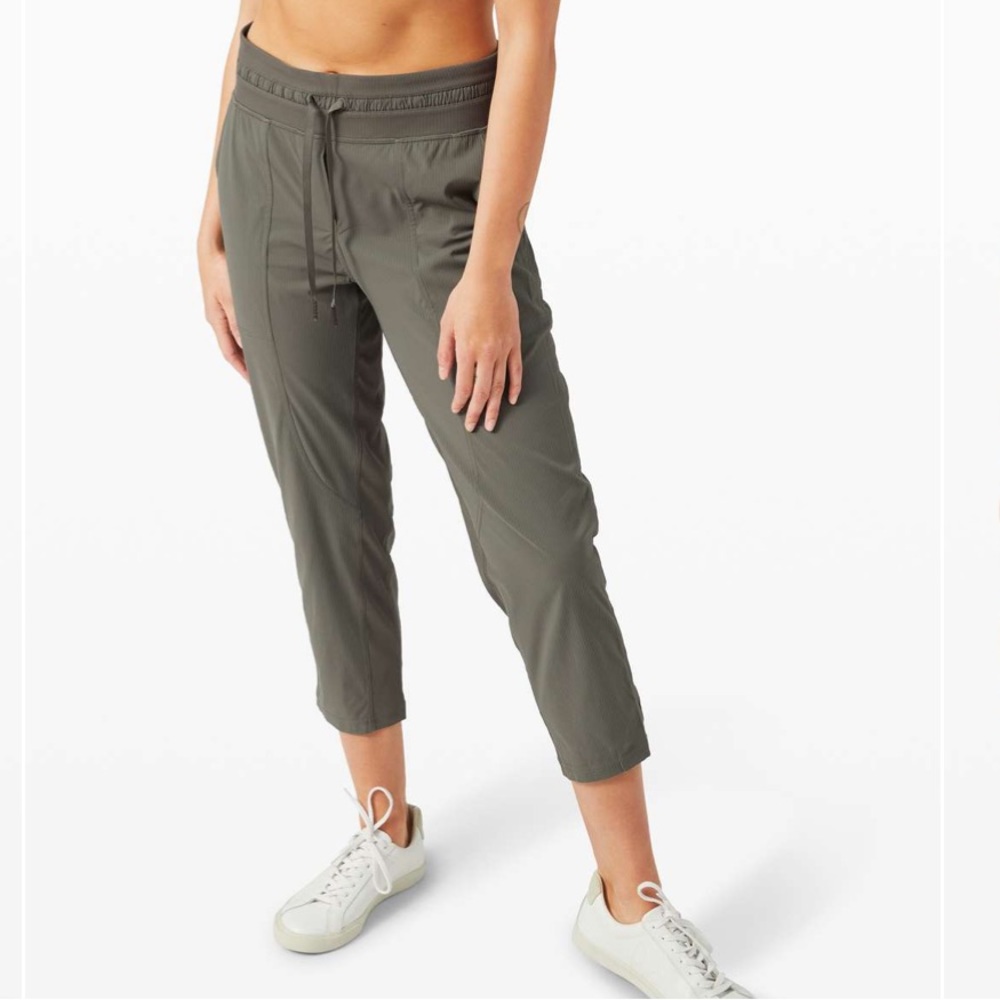 Lululemon Grey Sage Dance Studio Crop *25" Pant Size 8